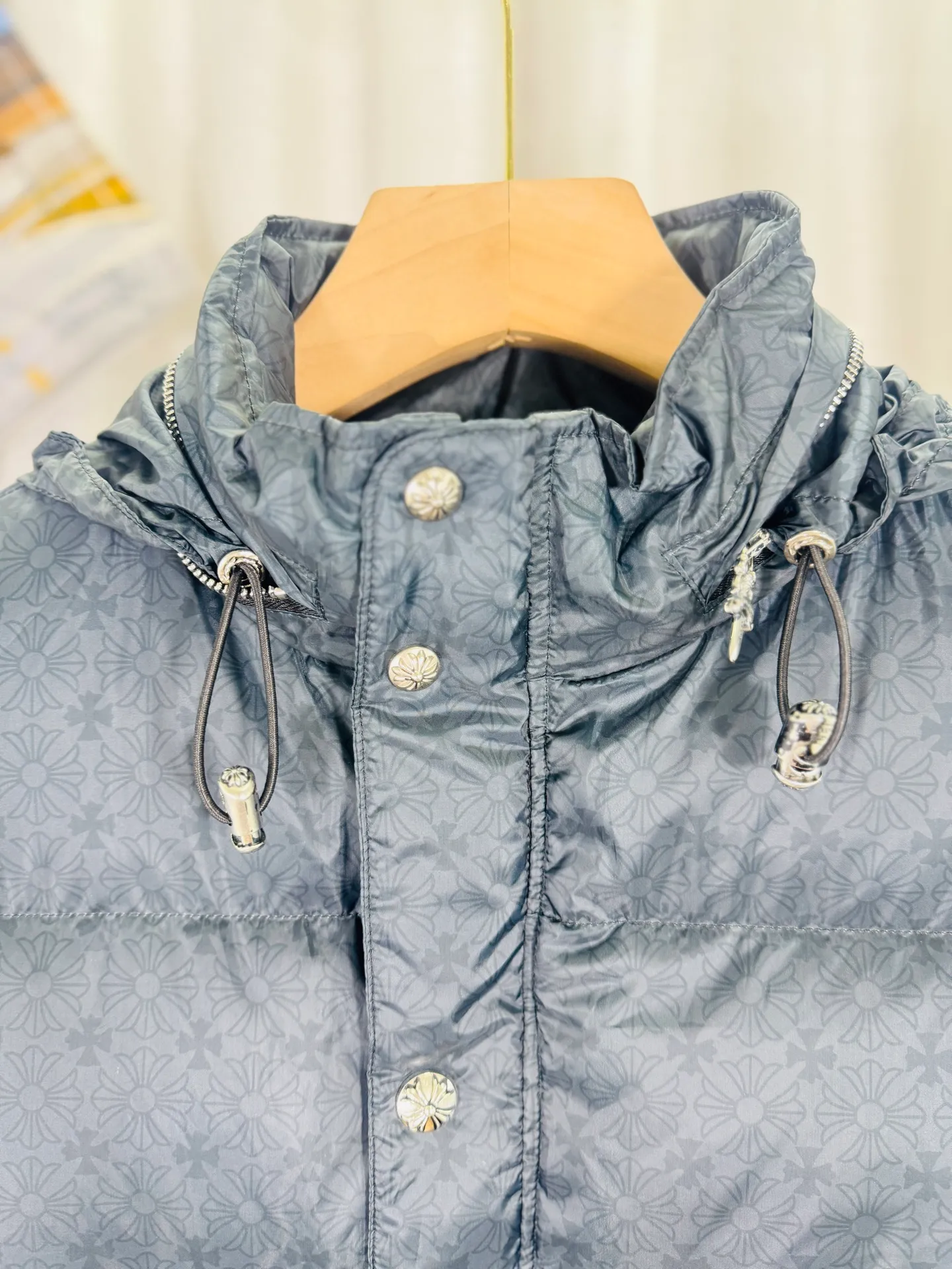 P720 top version 🐮 Real shot without P, ​​different from market products] Chrome Hearts ❄️ Winter environmentally friendly down jacket series ❄️ Chrome Hearts dark pattern series hooded down vest is available at the counter at the same time ❤ The hood is detachable! The best Guangzhou national standard 90 velvet on the market! ! The world’s highest fluffiness of 900D! ! High standard and sufficient down filling! ! Exterior windproof and waterproof dark pattern custom fabric, interior high-grade dark pattern lining fabric to prevent lint, original hardware molding, exquisite craftsmanship details, casual or formal wear ✨ slim fit and not bloated Recommended color: Customized dark pattern flower series Code number: S, M, L, XL